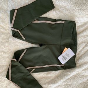 NWT Fabletics Penny Capri Size Small